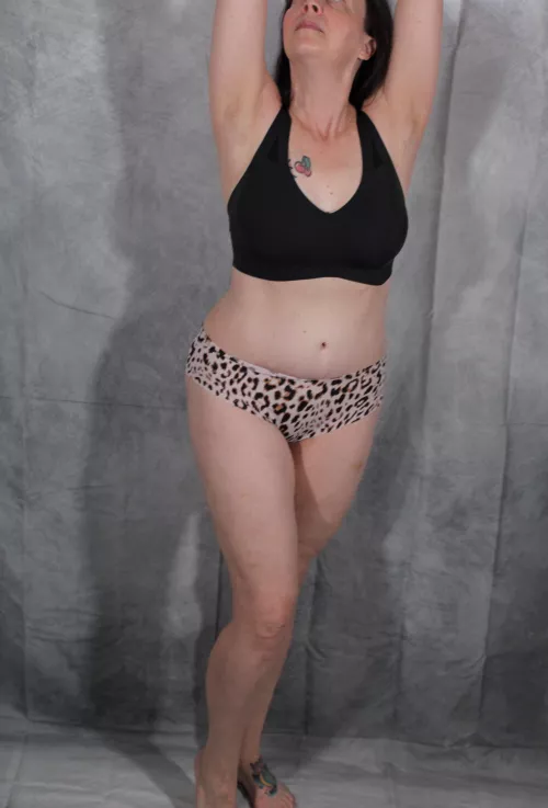 Monday morning stretch 🧘‍♀️ by pineapplesurprise72