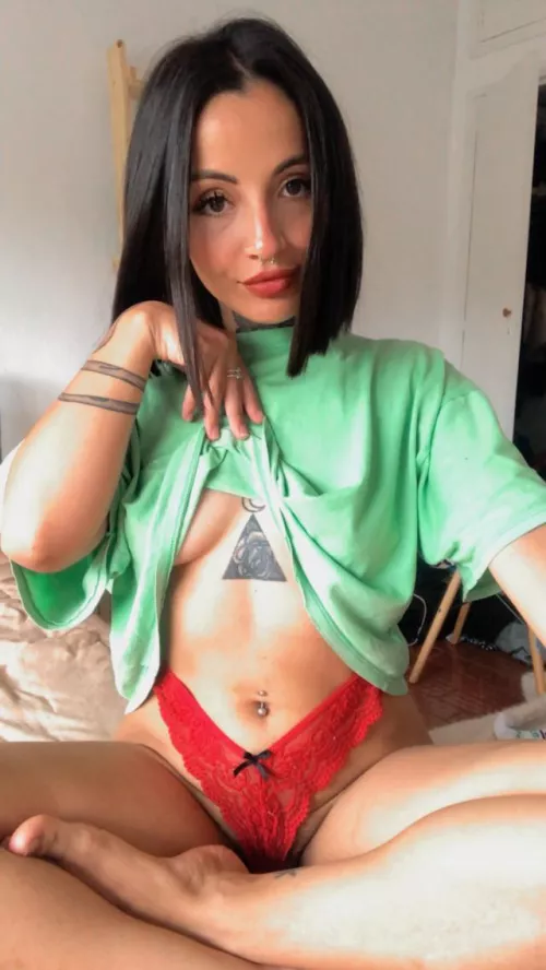 My belly enjoying the summer! by sweetgigi17