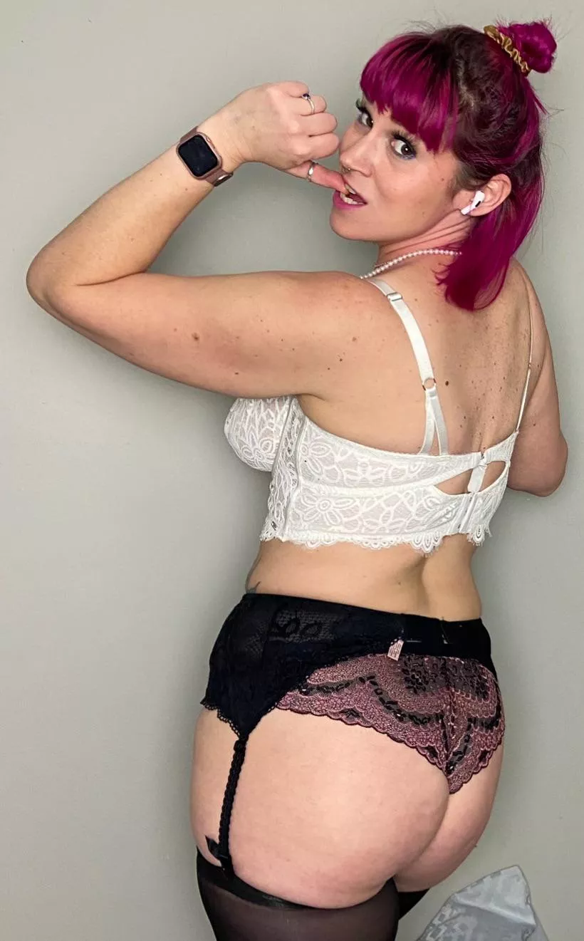 Neon haired girls are inherently cheeky 🍑🥰😻 posted by honeybee33