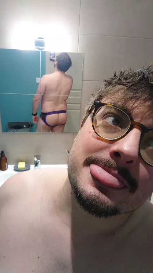 New place, new mirror, same butt 🍑 by Yavos04