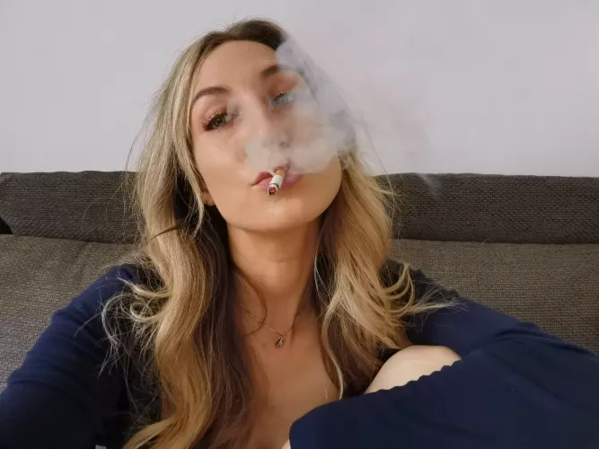 Smoking at home🚬🤍 by derrie_t