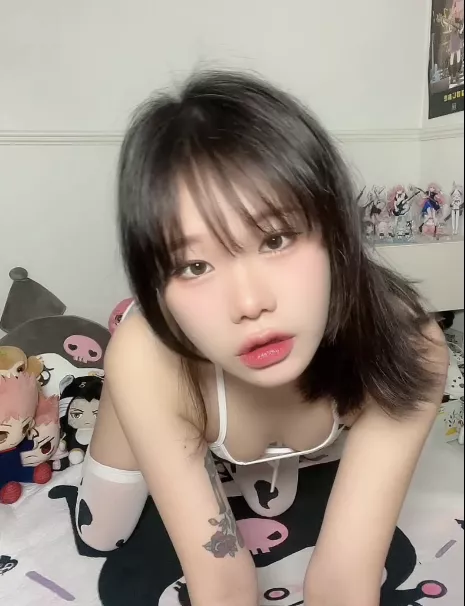 Would you prefer someone with a bigger pair? posted by PhotoWorth