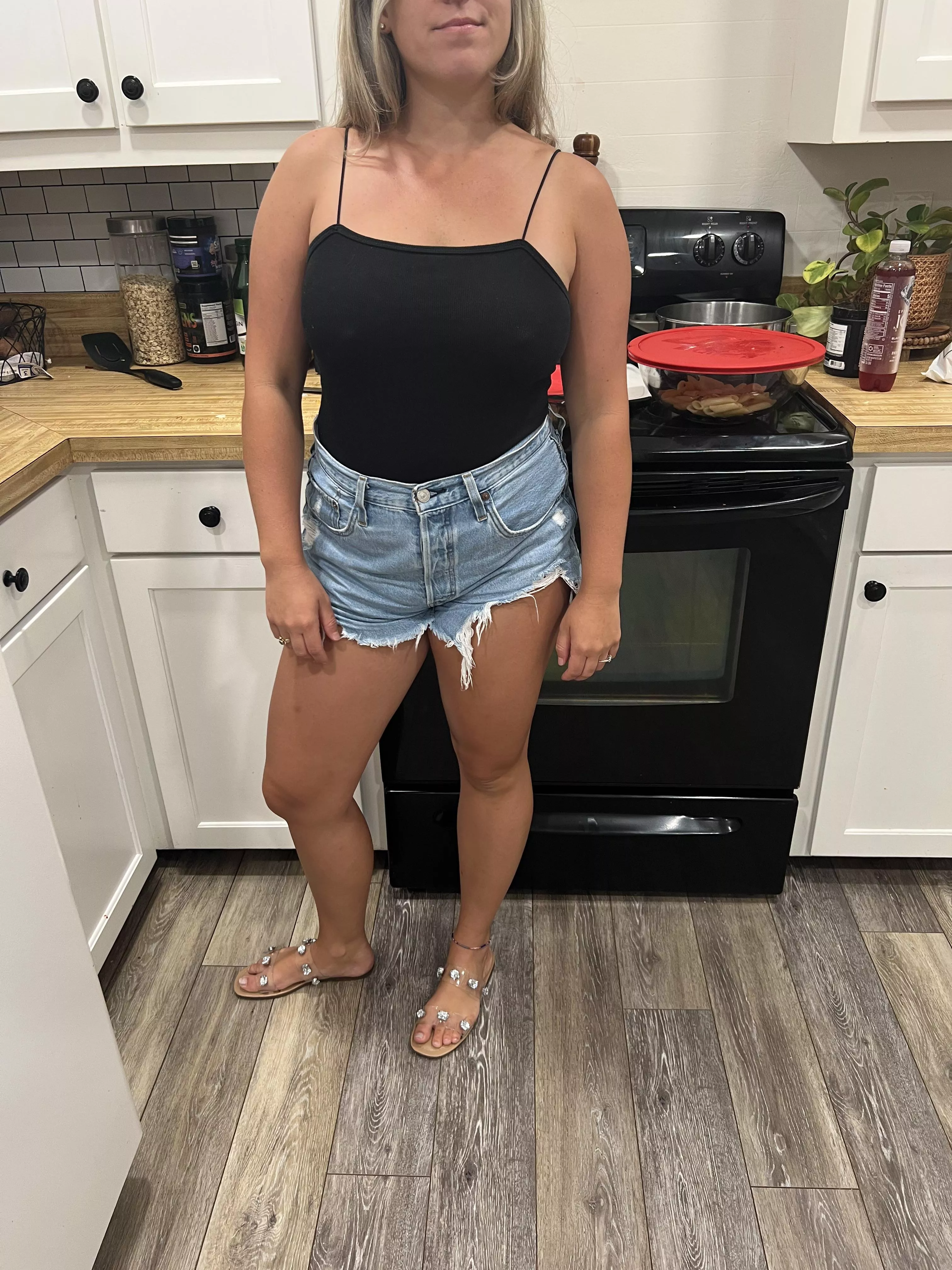 32 milf, love other sexy mommas posted by Dramatic_Two_1512