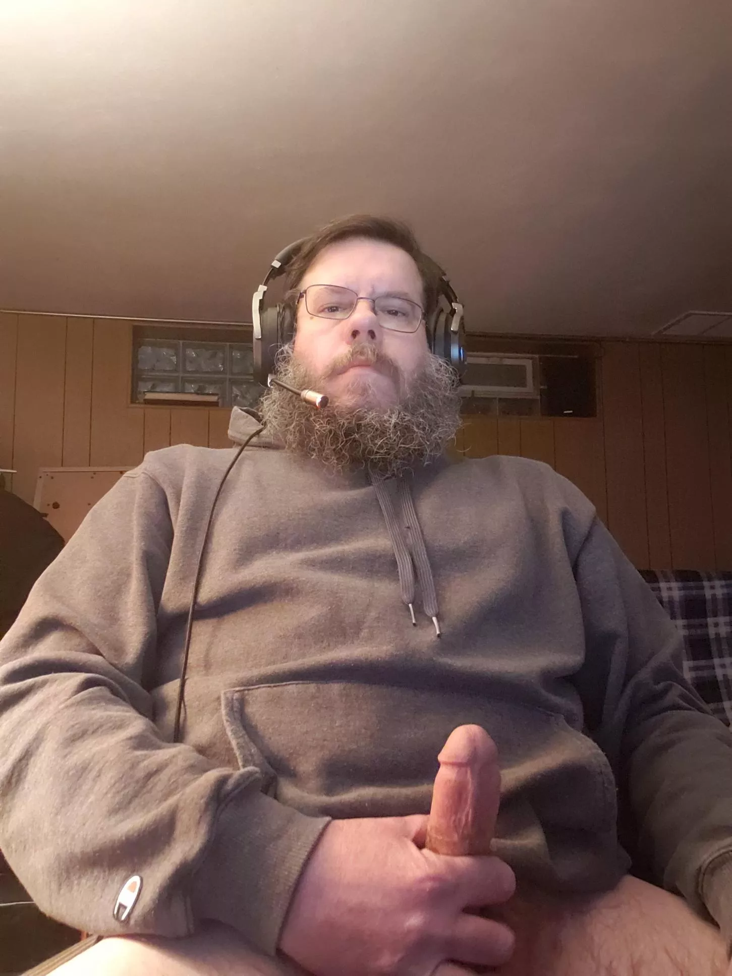 [46] Link to me streaming jerking off to porn in the comments. posted by OldDirtyFatNerd