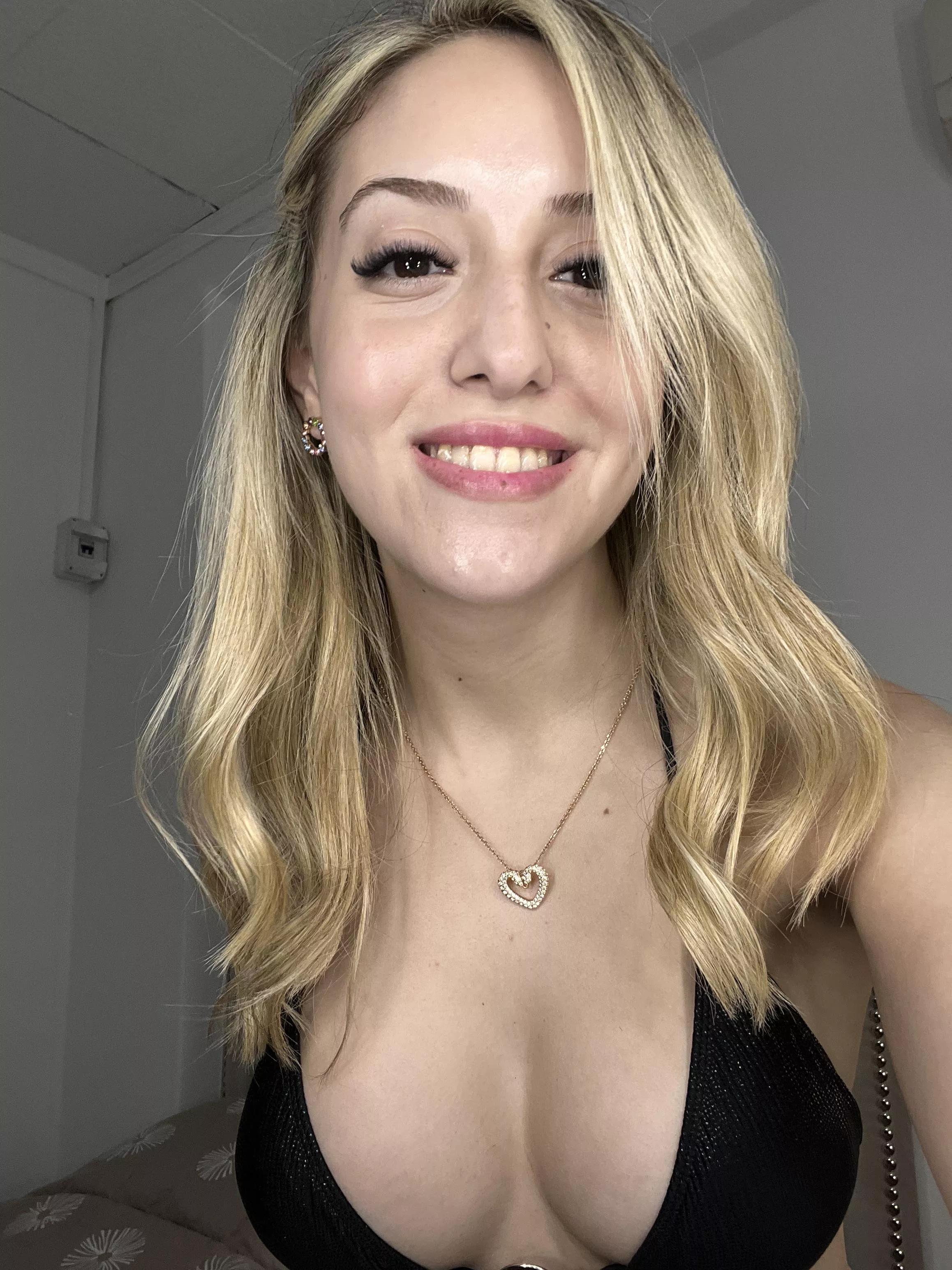 Enough cleavage for a buffet posted by RadiantRadiancexo