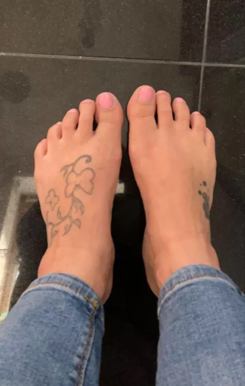 Feel free to edge to my pretty feet and toes 😜 by feet-girl84