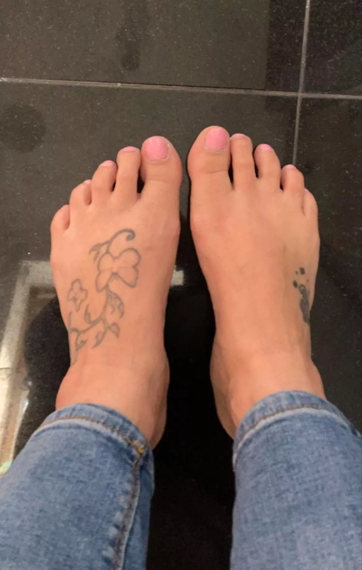 Feel free to edge to my pretty feet and toes 😜 posted by feet-girl84