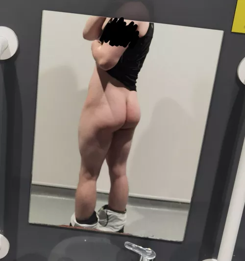 Gym butt pic by GoonerGuy2427