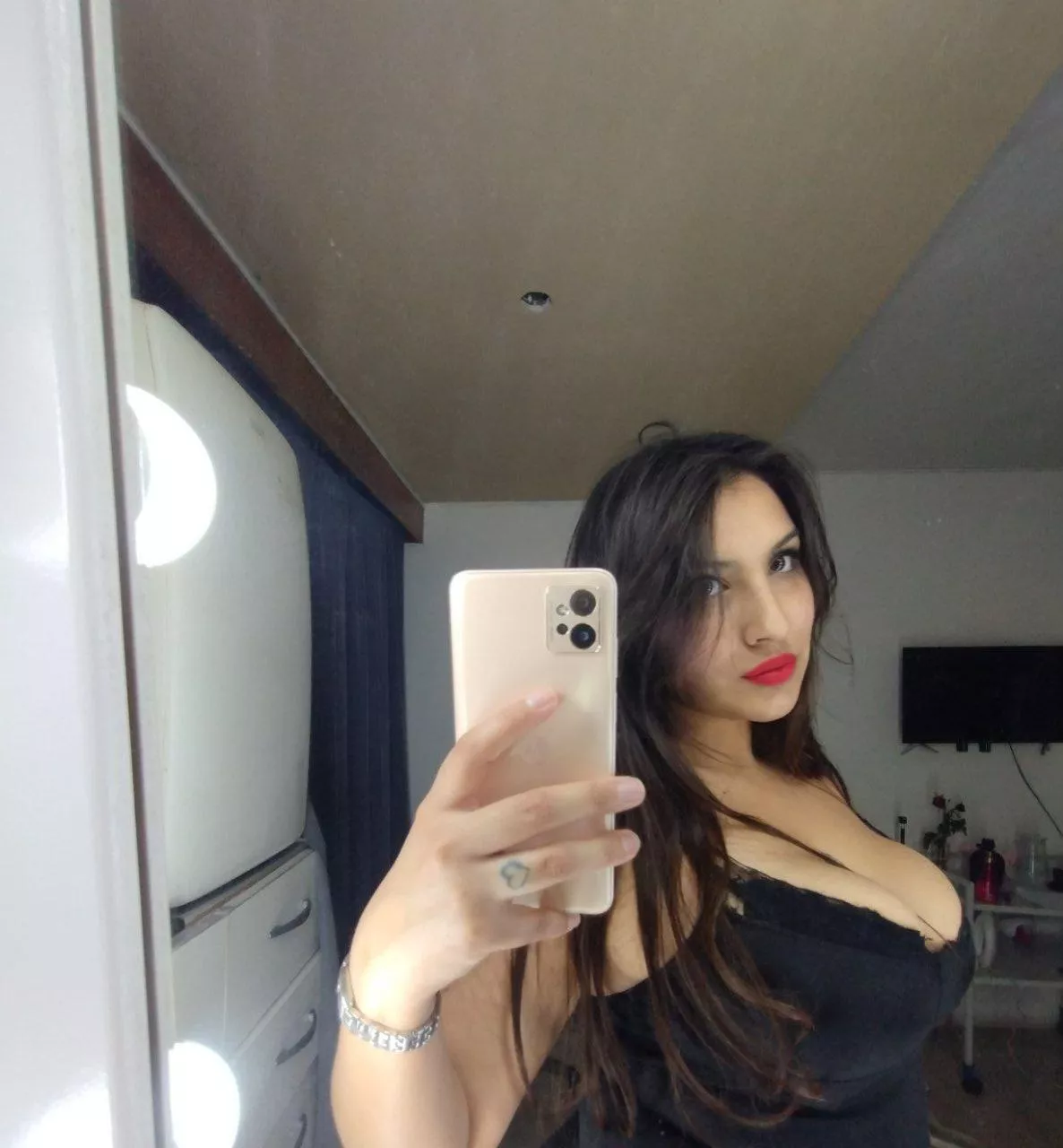 Hello love, I am a brunette with big tits posted by sweetagna