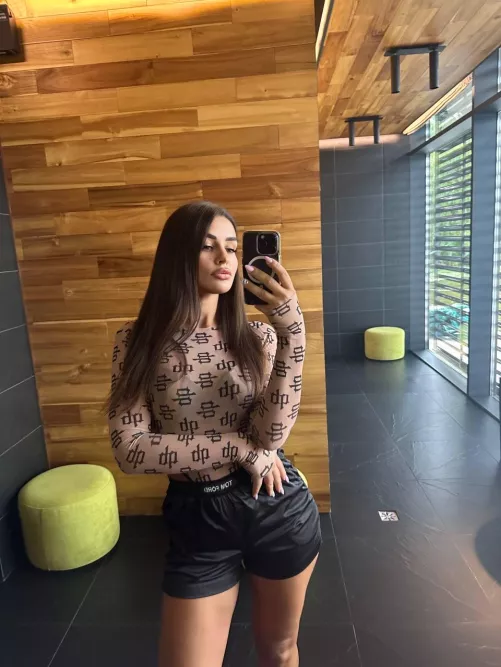 Hey its me, the girl next door by elara_hakixa