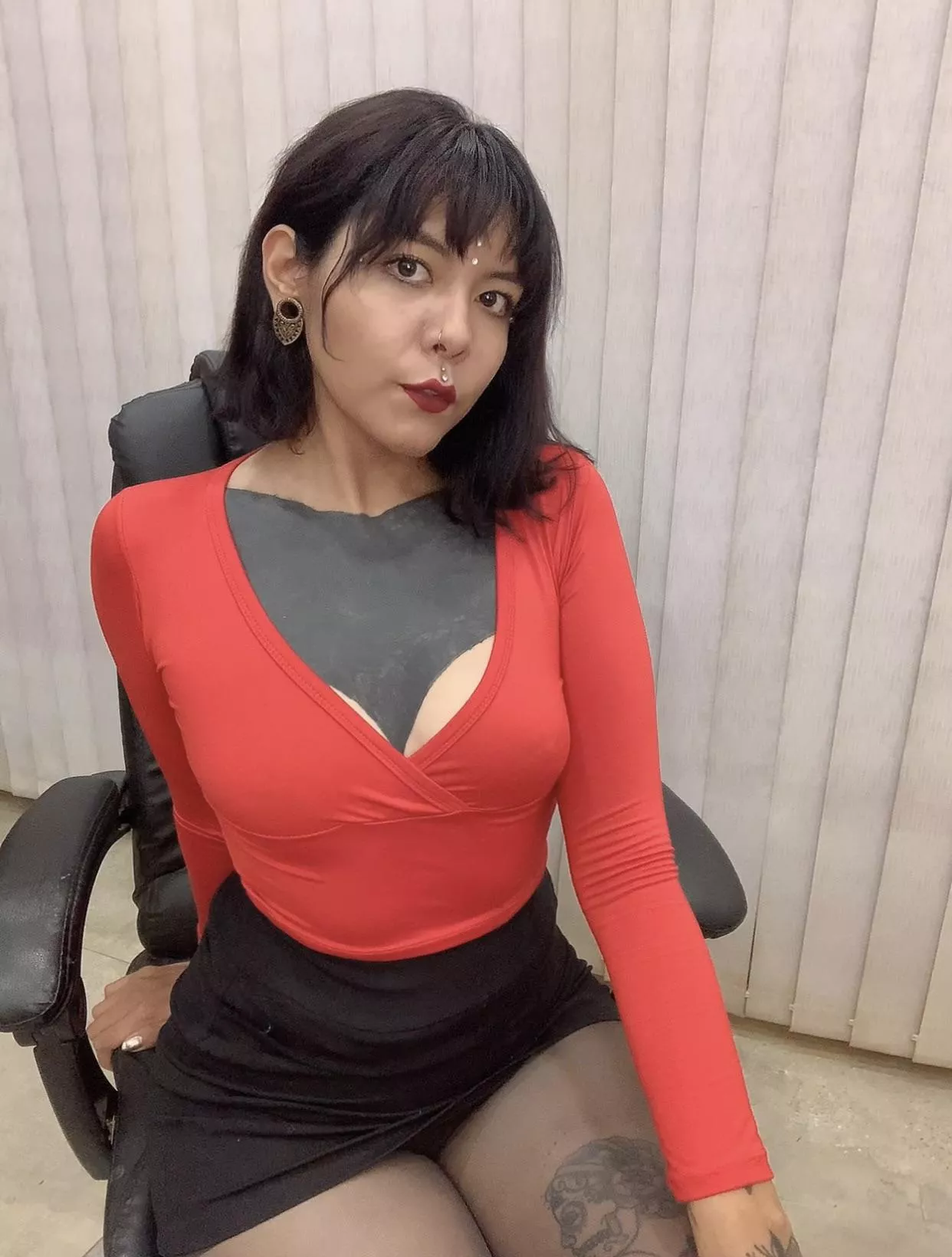 I love wearing pantyhose and short skirts posted by ErotiqueFaith