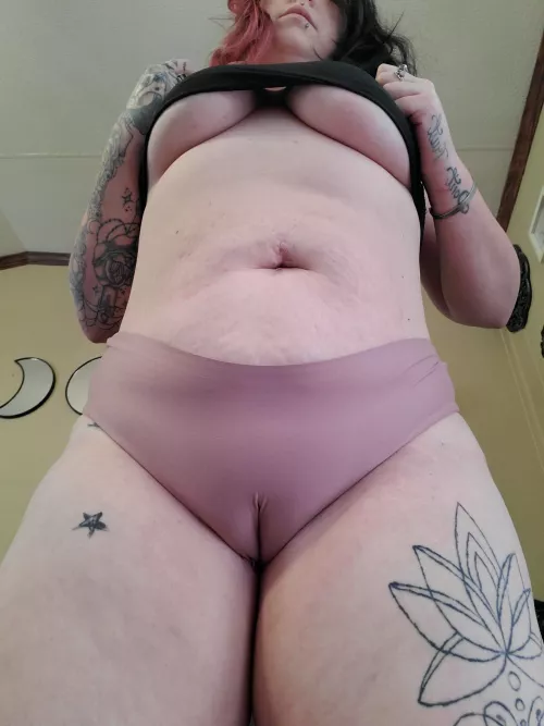 Just a mom and her camel toe by Lunaa_Jay