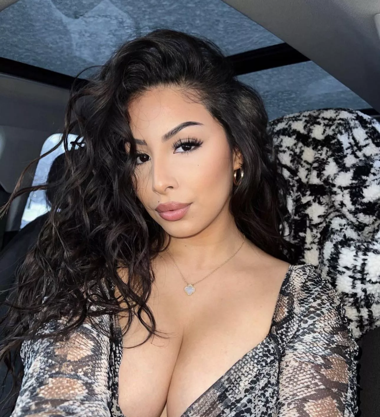 Latina cleavage posted by MaximumMindFreak