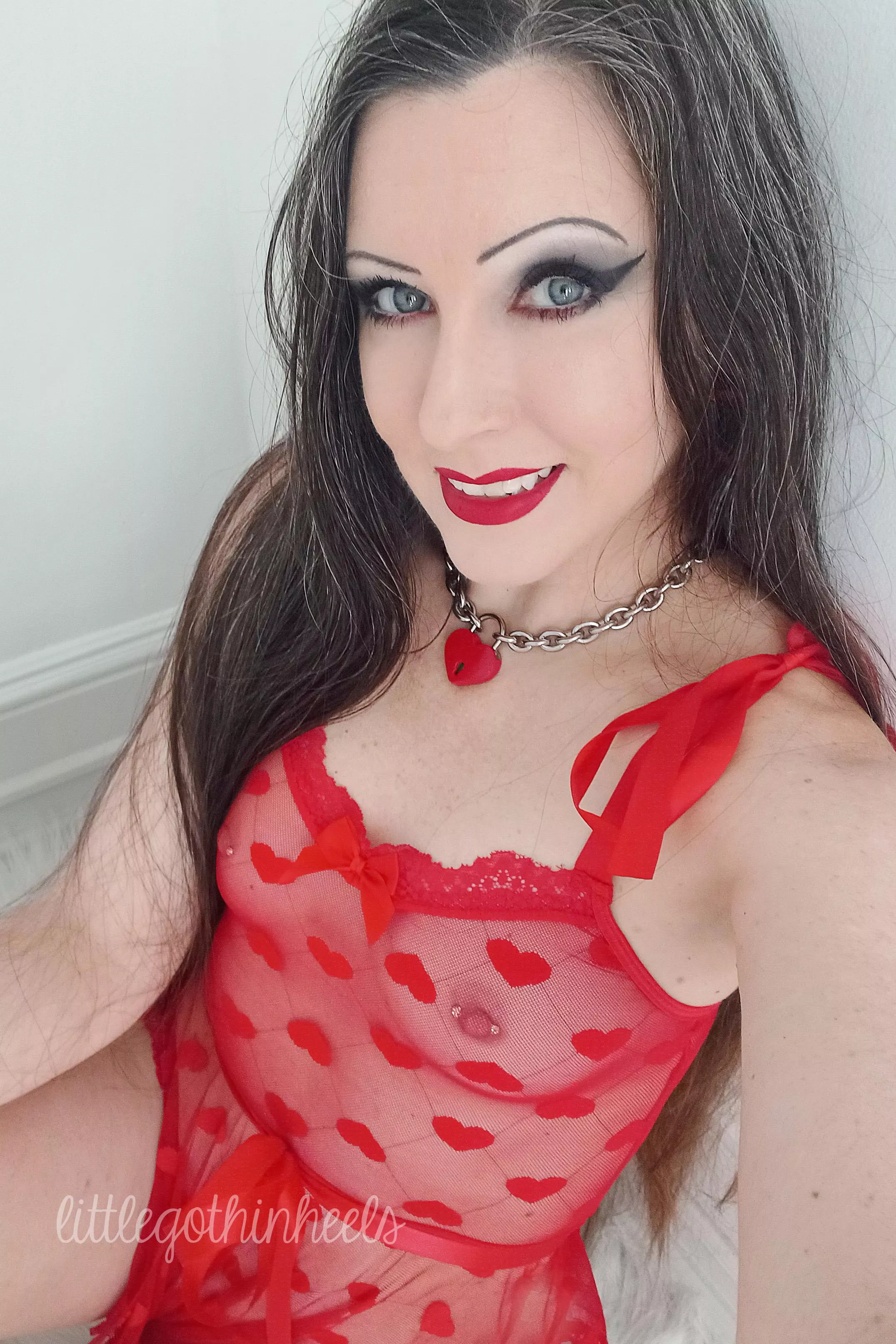 real milf over 40 (I'm 42) posted by littlegothinheels