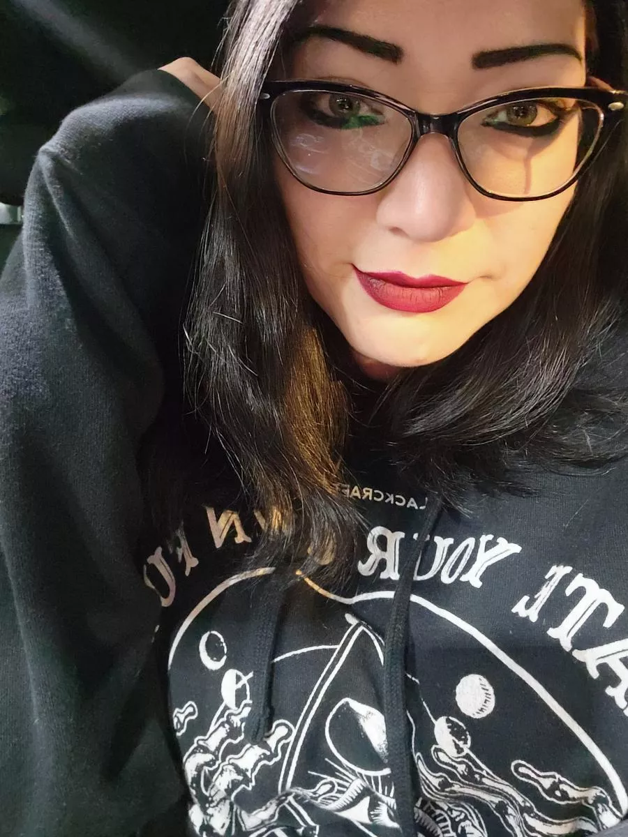 Sexy goth milf posted by HomelessChipmunk