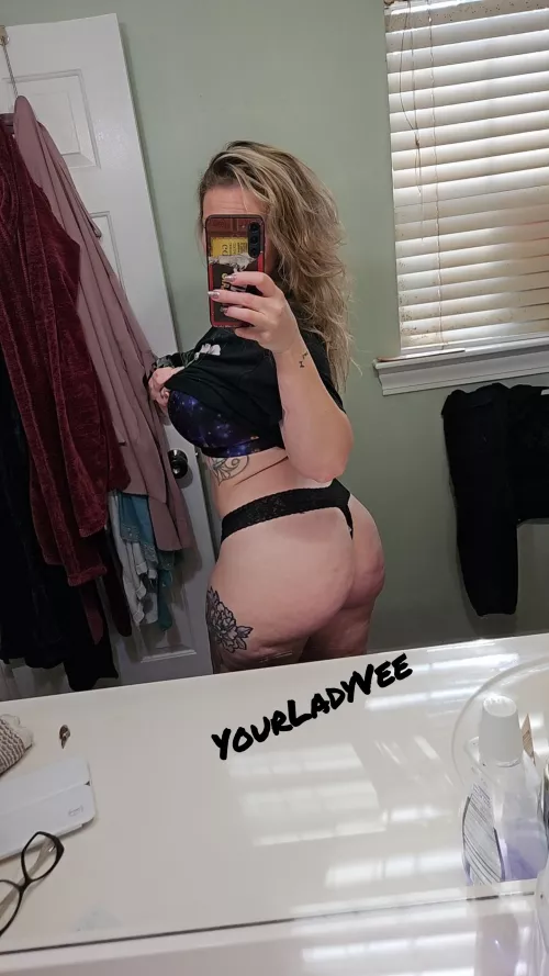 This big booty Momma is ready to start the day, how about some ass before breakfast?? by YourLadyVee