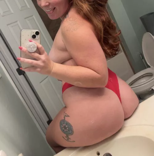 This MILF wants to send you more pics like this by cheeksandfeet