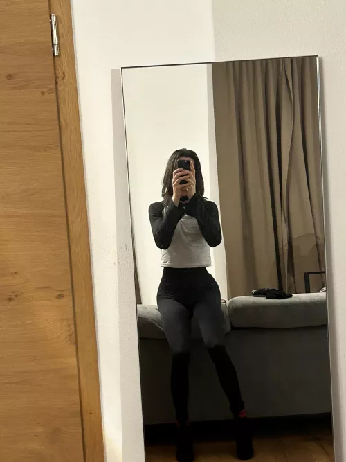 Took a quick pic before my workout ☺️ by just_briar