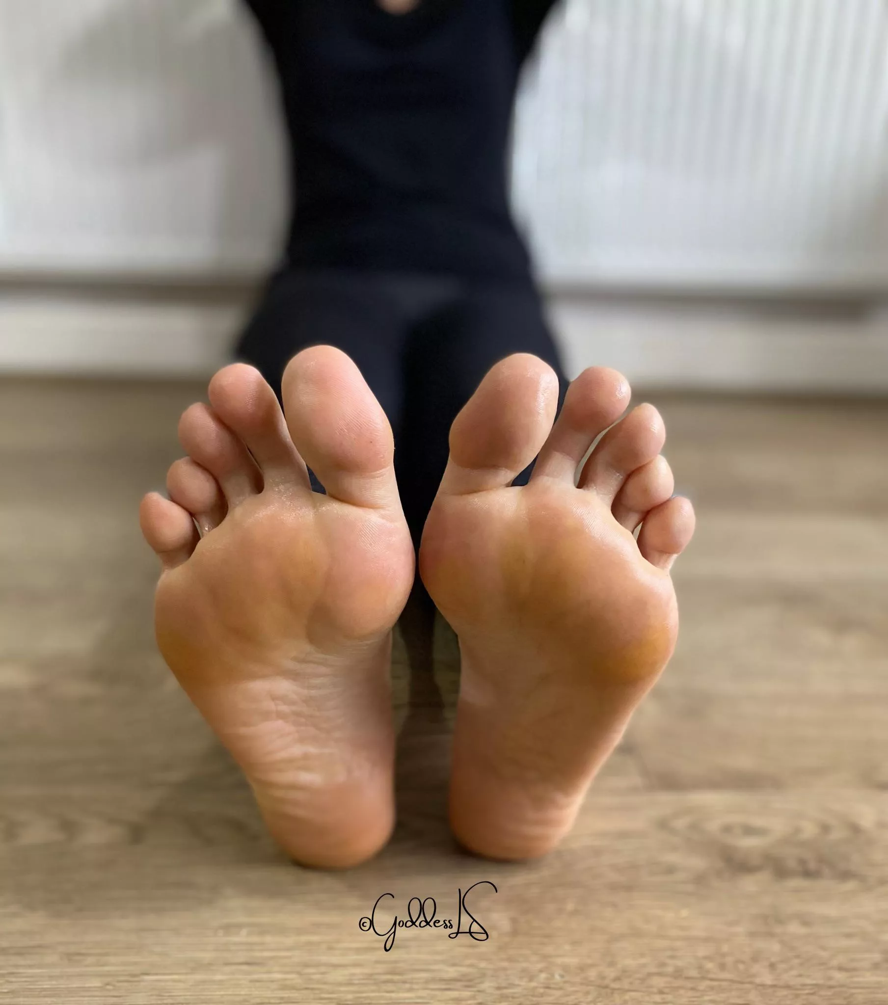 Using emojis what do you think of my soles? 🩷 posted by Goddess_LS