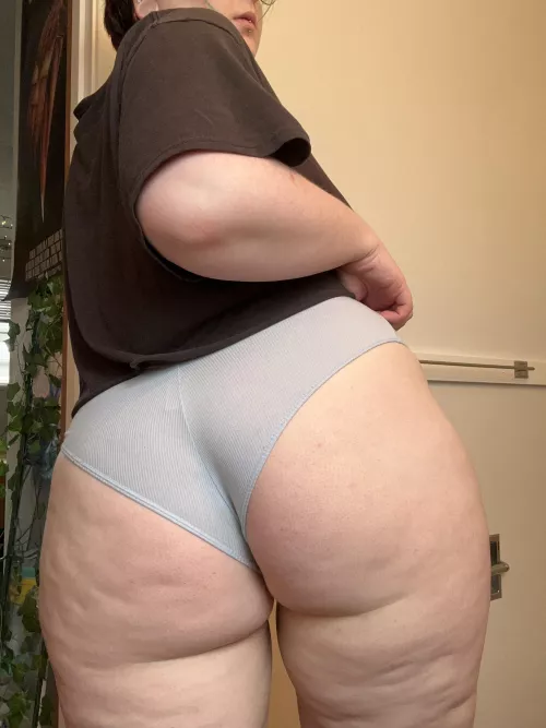 anyone want a handful of this juicy 🍑 by bunnyluvvy