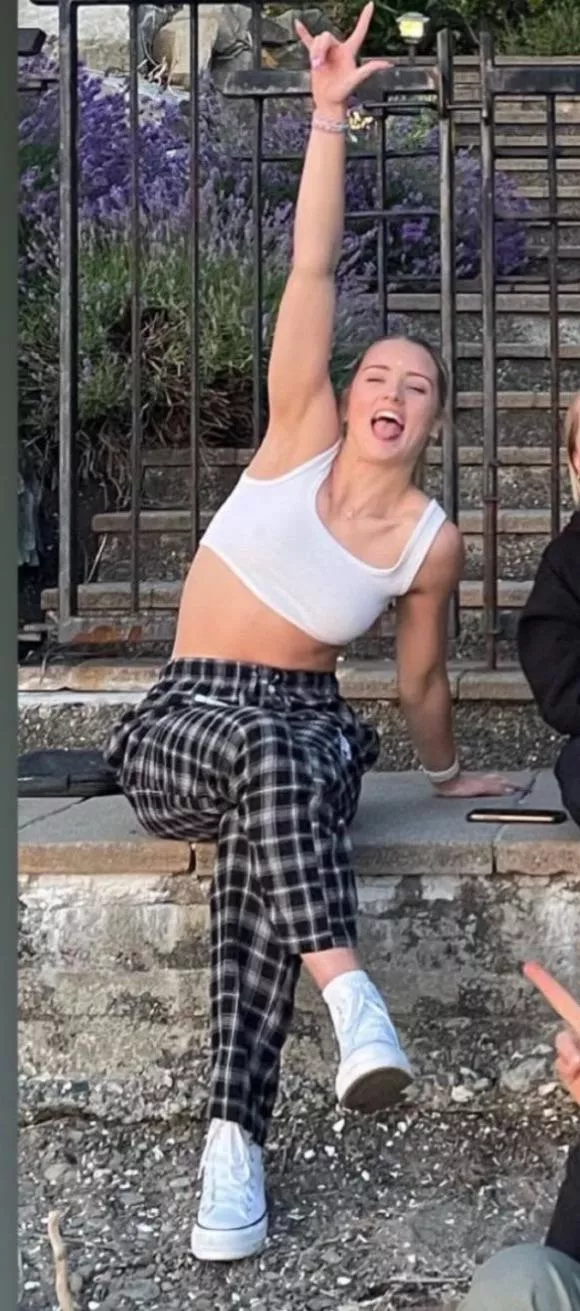 Gym girls in chucks >>> posted by jakeaustin_42