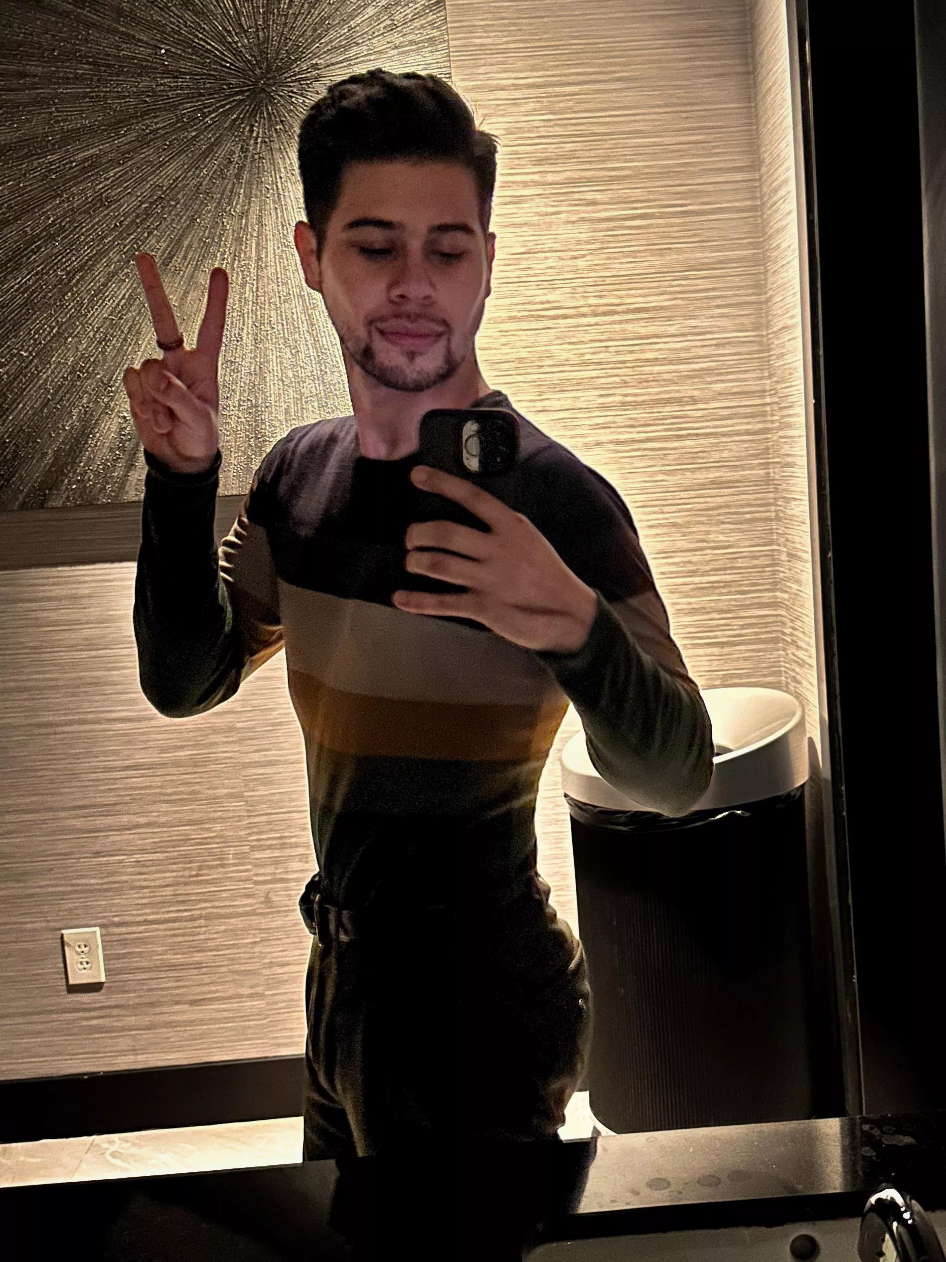 Hello fellow gay bros ✌🏼 posted by Miguelitojpg