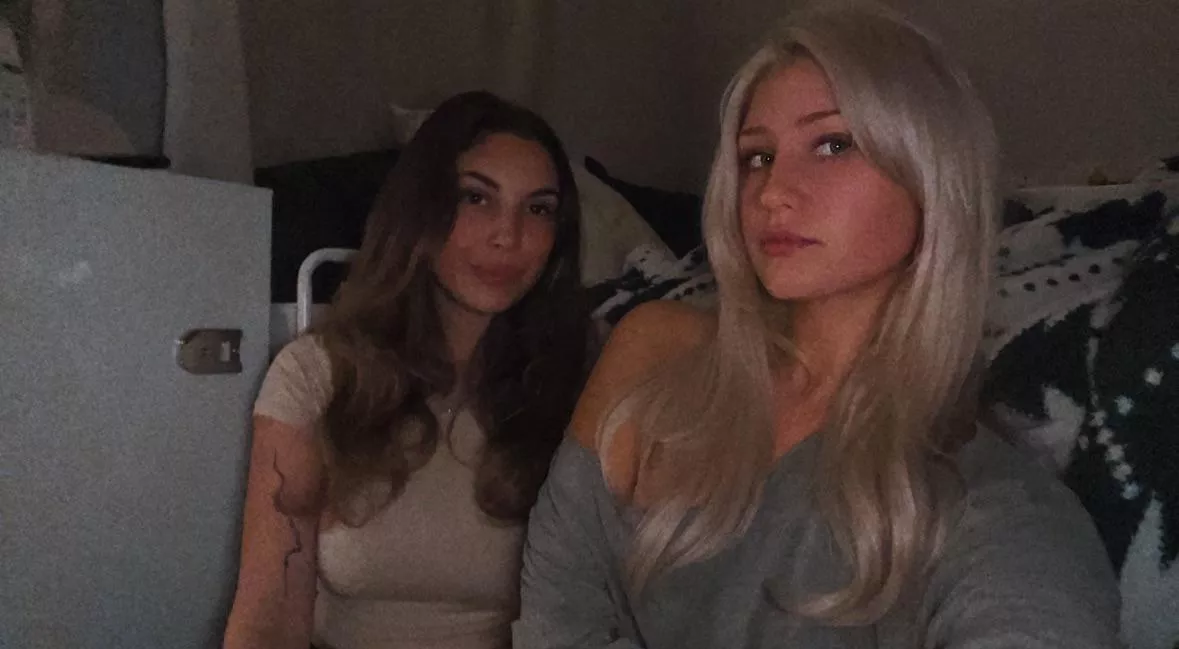 How badly do you wanna see us make out and finger eachother? posted by goddesspayten