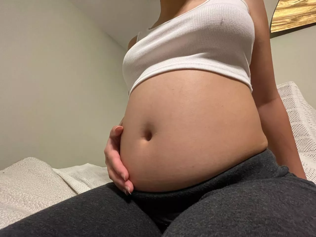 I’m never satisfied with the fat on my belly… I always want more ❤️ posted by fatteninglily