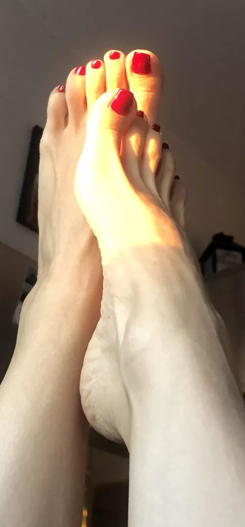 My feet and the glare of the sun's rays by albastoes