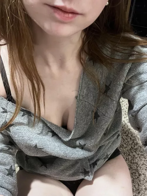 This sweatshirt never stays on right by Elenore_Hoesevelt