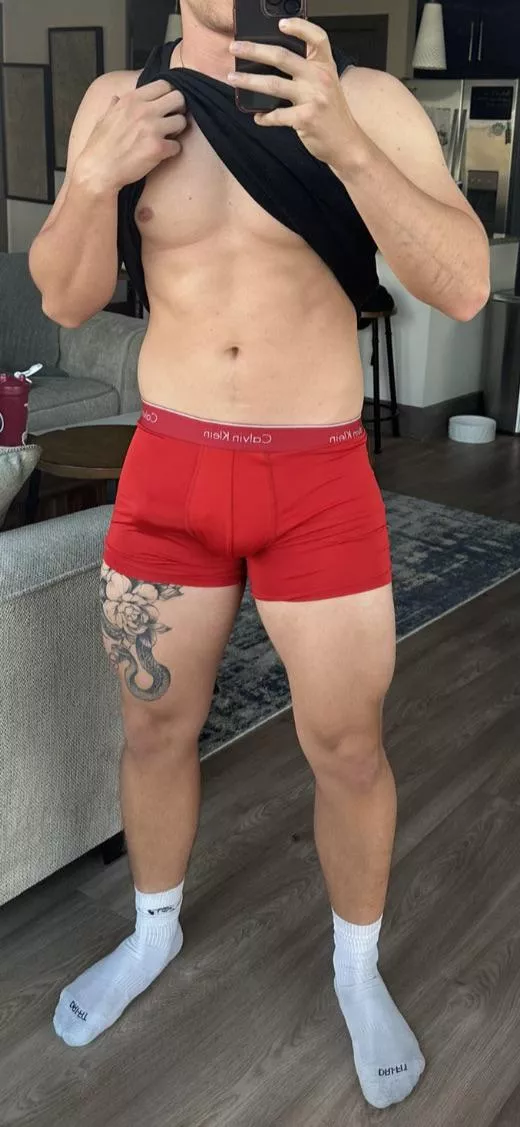 26 now. It’s my birthday. GL muscular stud looking for similar. Let’s swap h00kup vids. DM me posted by Vani11a_Sunset7