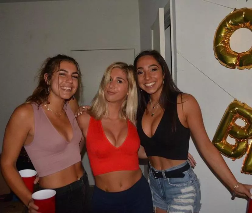 Cute Coeds posted by wakkaffx2