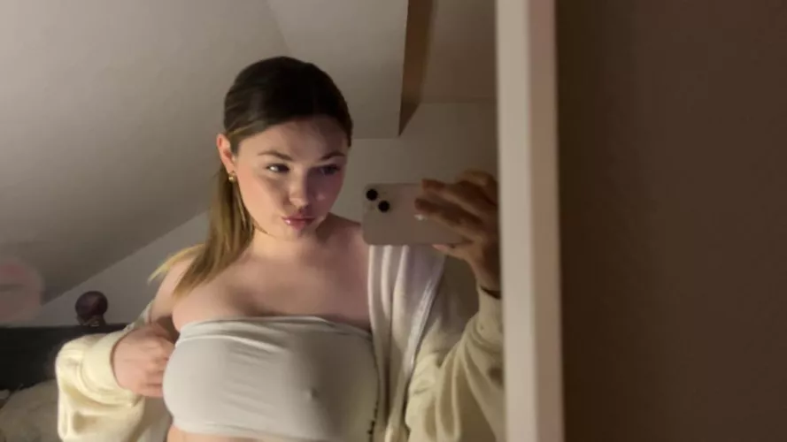 Do older guys consider me fuckable ? by xhoneyxxz