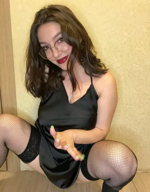 feisty brunette by margo_margot