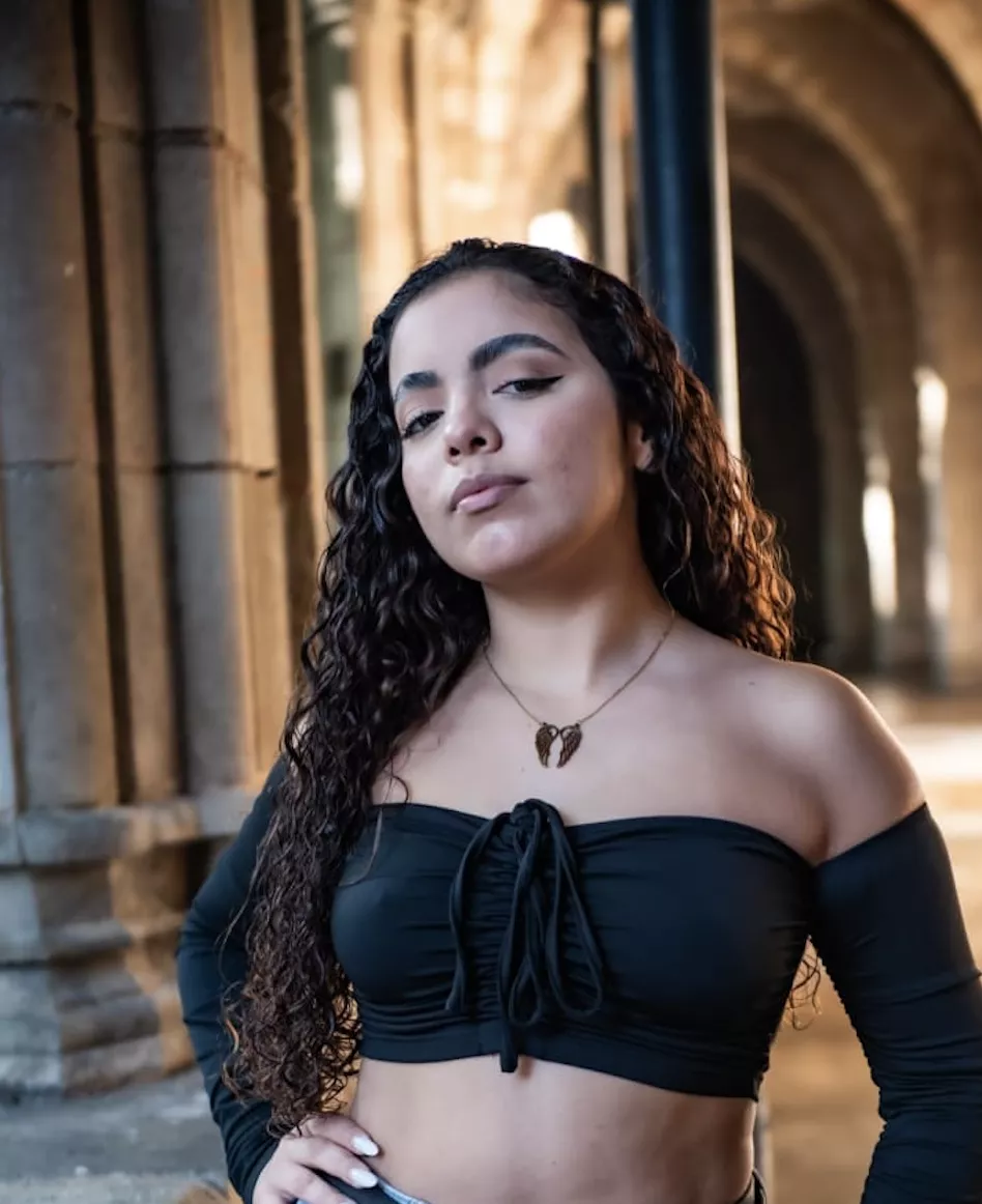 IUTR Pretty face good hair, take me on a date. posted by ImpressiveCape