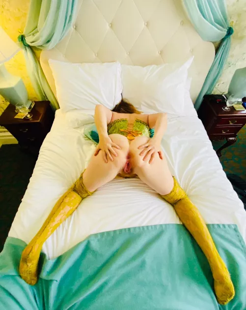 Pale Milf, ready to be mounted!😈 by MomGingerSlut