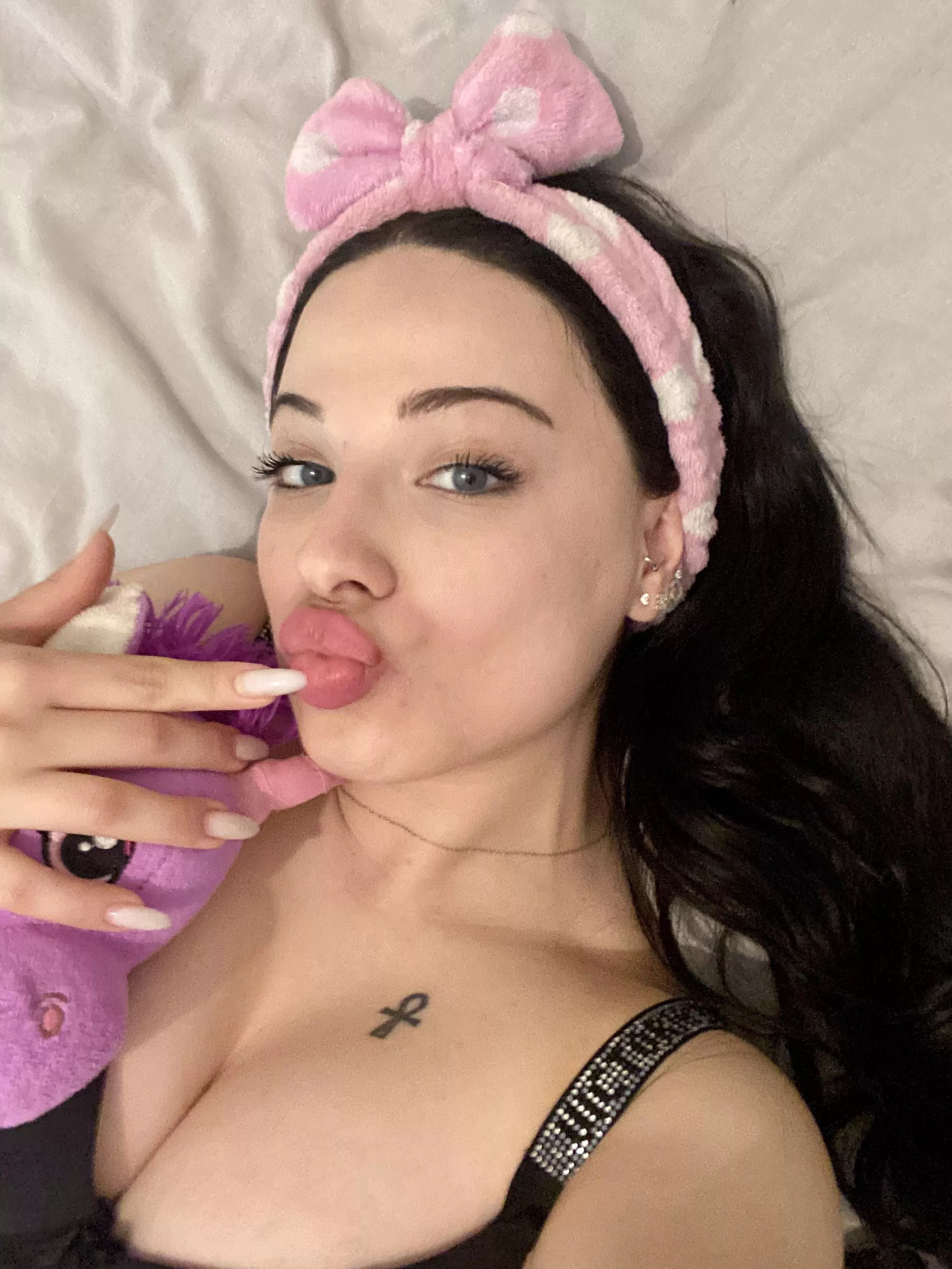 would you date me? 😇 posted by Naughty_Slay_Heart