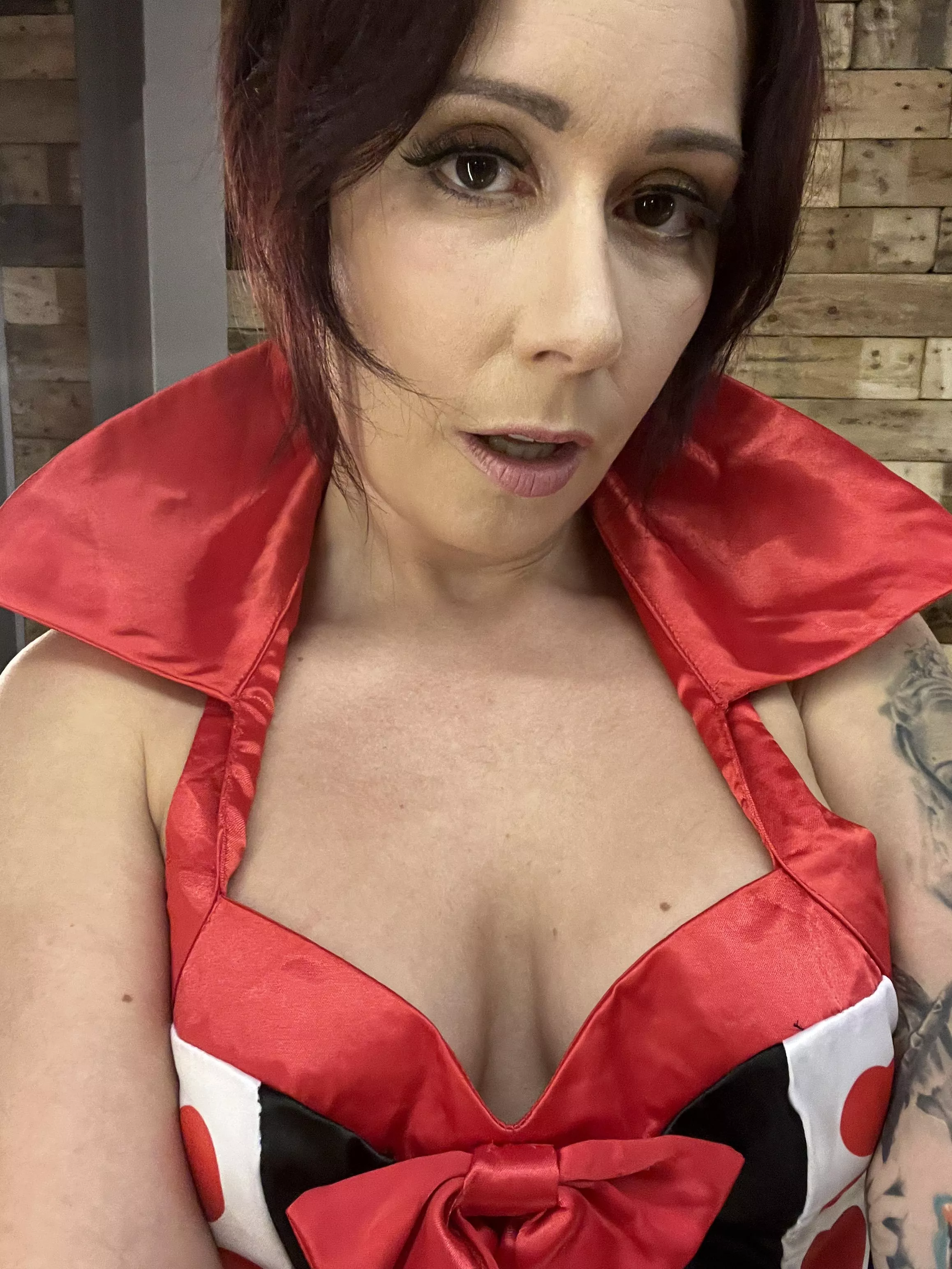 Bow when you see the Queen posted by safemooner