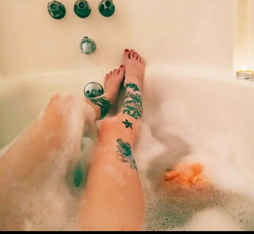 Bubble bath legs 🫧 posted by cm_renee