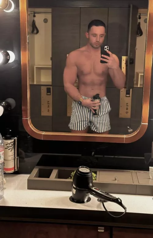 Hi friends :) shout out to my new swim shorts. Not many things beat a good stripe by Swimming_Ad_3325