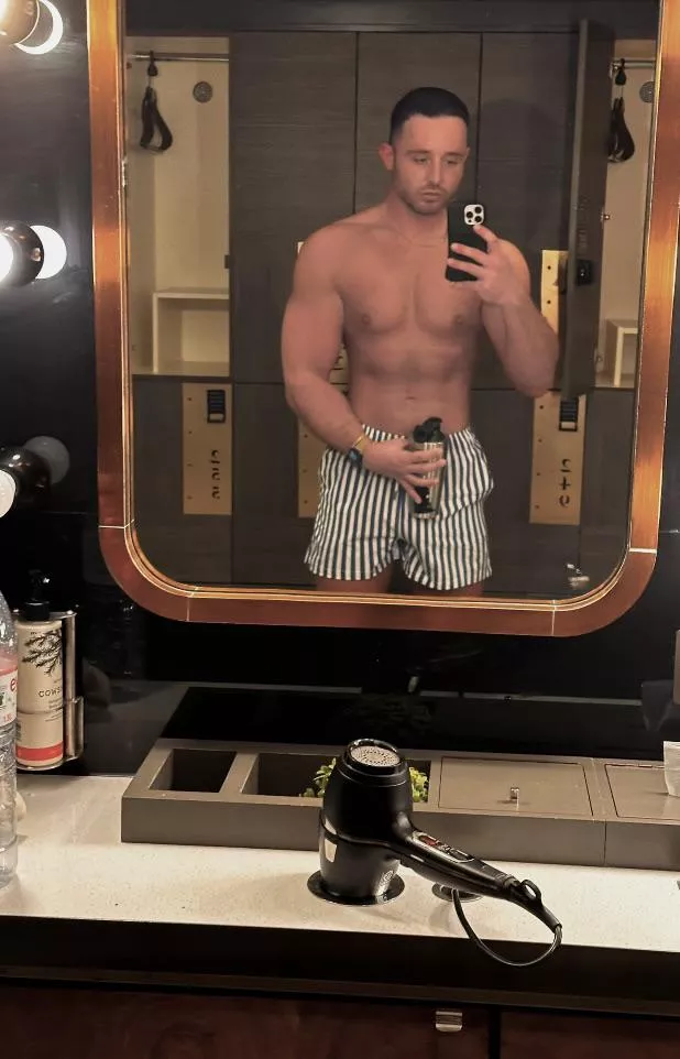 Hi friends :) shout out to my new swim shorts. Not many things beat a good stripe posted by Swimming_Ad_3325