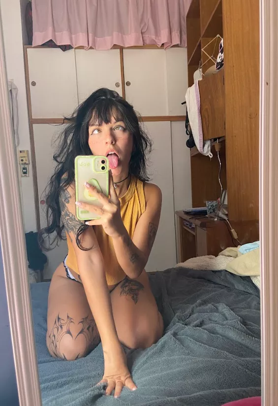 Ignore the messy room and focus on what's important👅 posted by SirRevolutionary7272