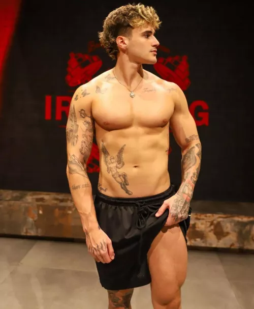 Leg day: where the weak find excuses and the strong find results. by bistomasto