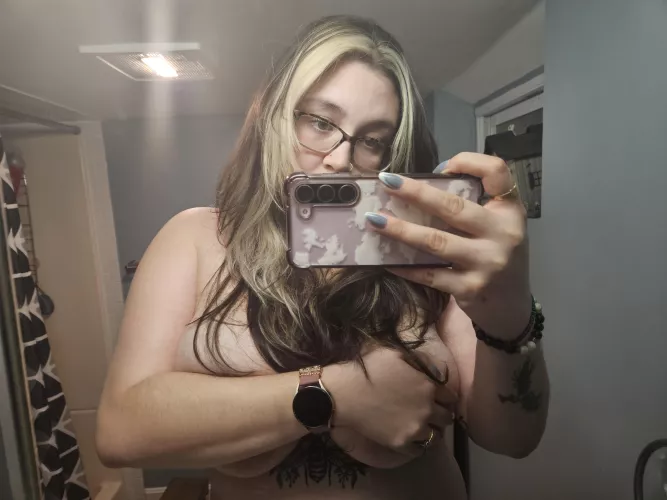 Lil ole me? 😇🤫 by h0neybanana