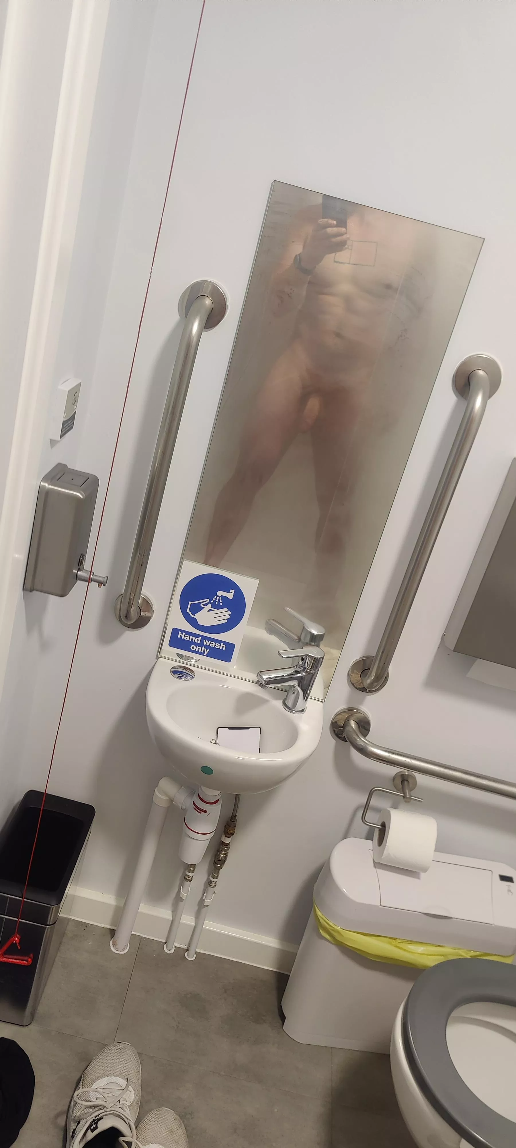 (M) 32, 6'6, 125kg in the shower at work posted by getyourowndamnboat