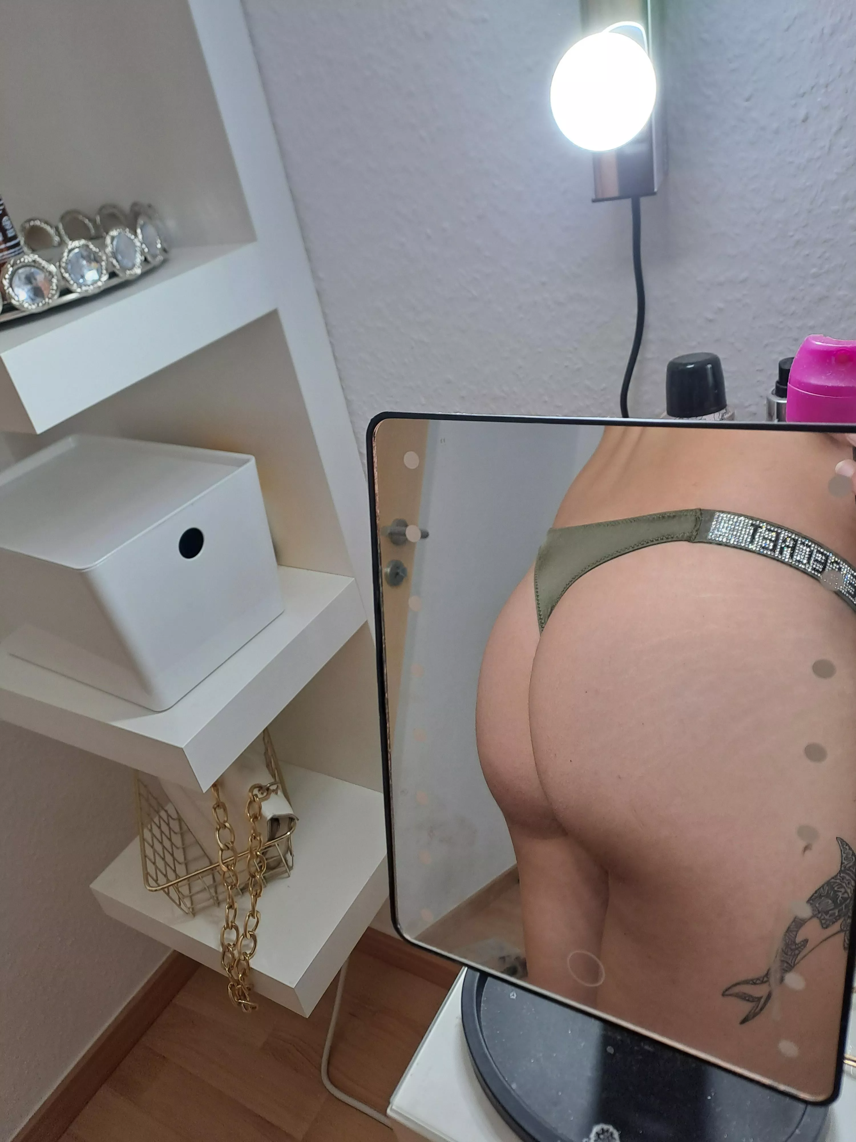 Ola say hi to my pixie ass posted by Lipstick_lovere