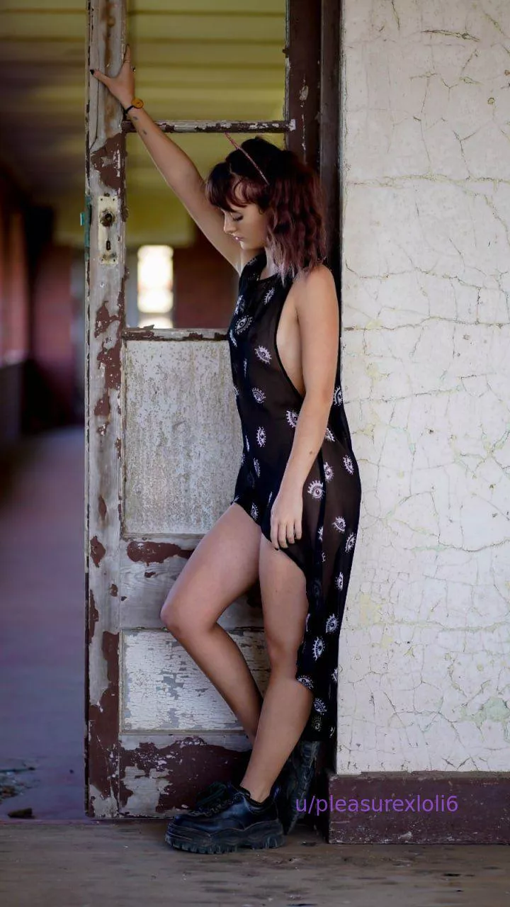 strutting in my lil black dress, hand on hip feelin confident F18 posted by pleasurexloli6