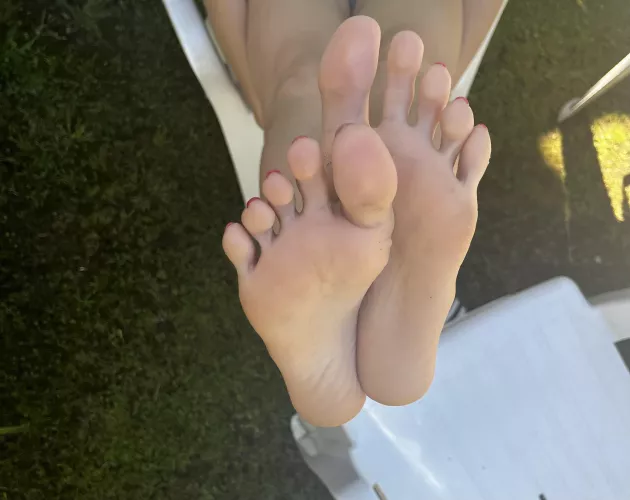 The longest and thinnest fingers by candybarbbie