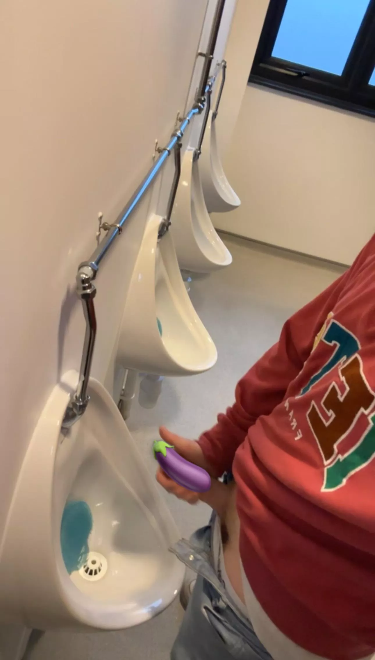 23 uk, love showing off at urinals😈 posted by Jperrins1199