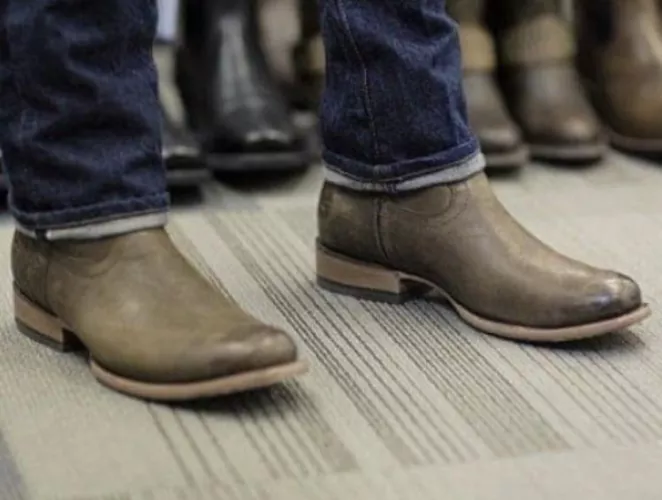 Boots ID? No luck with google lens image search. They seem to be zip ankle boots… by kheinbo